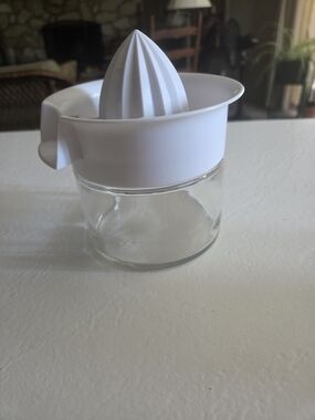 Glass Citrus Juicer with White Plastic Reamer/Seed Catcher